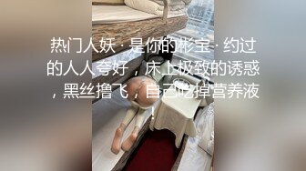 大哥太牛逼了，明目张胆的偷拍女厕都被几个漂亮女生发现，居然还发出淫荡的笑声