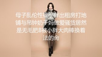 KTV厕所偷拍喝醉的美女趴在马桶上吐✿来个捡尸的屌丝男把她内裤脱了想上她