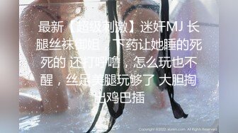 水果摊买香蕉的蓝裙美女，内裤裆部竟然是透明的，毛毛清晰可见