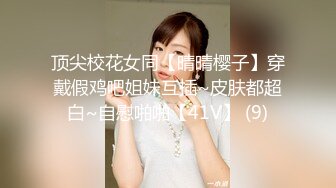 齐逼牛仔短裤甜美美女，厕所地上自慰，用水冲逼，黑丝美腿M姿势特写