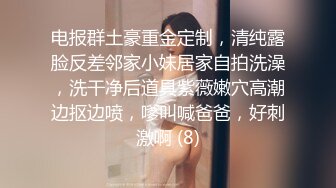 背带裤短丝袜的烫发熟妇