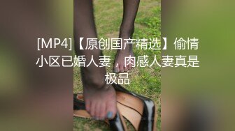 “淫荡对话超级搞笑”十个眼镜九个骚白皙露脸骚女勇挑4位大汉4P淫乱现场，有肏的有撸的全部动起来