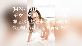 一边震动一边抽插，小乳头硬邦邦了