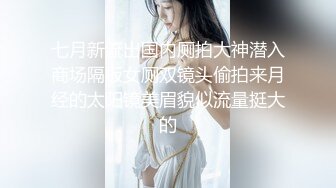 [MP4/ 589M] 健身小骚货找牛郎！两男一女激情大战！大黑屌轮流吃，坐在桌子上一顿操，骑乘位肥臀猛坐