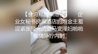 你的女友我的女友好像都跪舔，拉着她到门口跪下来喂她吃棒棒，真享受此刻舌头带来的快感！