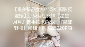 放假趴窗偷窥隔壁家的媳妇洗澡 光着身子晃悠