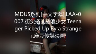 成熟的成人疗愈馆享受G-Cup软牛奶漂浮在浴缸中