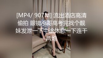 YC080白裙美女三个同伴在仍被抄底白色窄内！