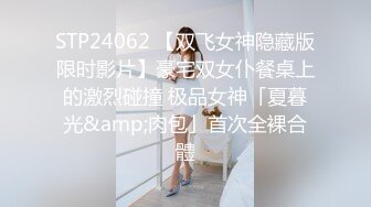 唱歌唱的正嗨服務生亂入竟誘惑服務生一起加入荒唐女大生的性愛KTV淫亂趴[