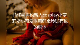 【网友自拍剧情】美乳少妇勾引上门服务的水电维修工直接在浴室垂裤口爆和啪啪，最后更是骚到颜射后清扫鸡巴