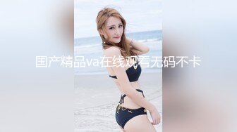 颜值不错的轻熟女露脸激情3P，让两个小哥玩弄，口交大鸡巴揉奶玩逼，道具抽插后入爆草嘴里还要屌鸡巴好嗨奥