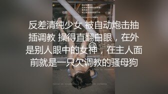 年轻小骚妹伺候小哥，给小哥撸着鸡巴舔乳头