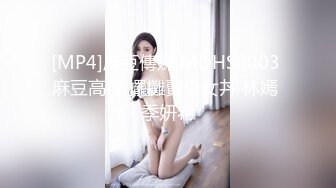 丰腴美少妇经过调教之后叫来了兄弟一起玩3P