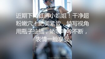 高铁站候车的大长腿妹子 没想到BB这么黑