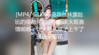 姐妹花露脸一起伺候大哥，丝袜情趣让大哥无套抽插