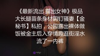 年轻小骚妹伺候小哥，给小哥撸着鸡巴舔乳头