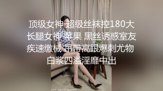 【新片速遞】 厕拍篮球场坐着等闺蜜的妹子,小阴唇上吊着一小坨肉球球[29M/MP4/00:24]