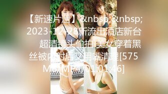 小女友上位，面对镜头咬着嘴唇自己扭动