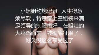 只穿着一件裹胸黑衣的性感大长腿美女 下体逼毛黑黝黝