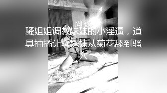 人妻双手撑在床上被男人不停的狂操着，老汉推车式