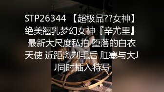 诱人的学姐露脸镜头前赚生活费，黑丝情趣诱惑在狼友的指挥下脱光，舔弄假鸡巴乳交