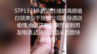 商城厕所TP一对百合姐妹勾肩搭背来嘘嘘