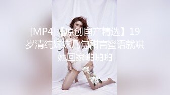 豹纹混血精品美女全程露脸与两个小哥玩3P，深喉大鸡巴让小哥吃奶子舔逼，前面舔鸡巴后面被草，听呻吟看表情