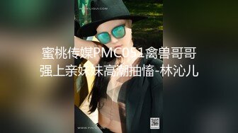 挑逗正在玩电动游戏的男友