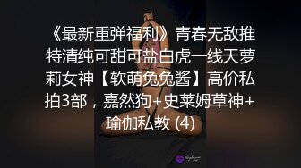 年轻人玩的就是嗨，淫乱群P露脸高颜值小渣女的性福生活，两个小哥大比拼看谁草的猛