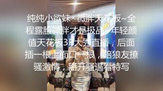 性感的无毛白虎逼小少妇露脸镜头前发骚，陪狼友互动揉捏骚奶子，白虎逼逼给狼友看，尿尿特写展示不要错过