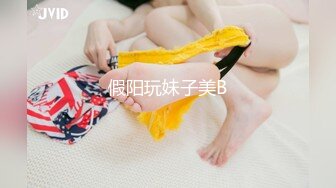 乖乖的黑丝少妇，无毛白虎逼很是性感，屁股白皙身材好，激情上位让小哥揉着奶子抽插还要吃吃奶子