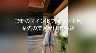 圆圆脸C罩杯短发新人美女，性感吊带小背心，拿出假屌磨蹭骚穴，骑坐抽插猛捅，菊花门口磨蹭，掏出大奶子很柔软