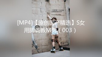 《魔手☛外购☀️极品CP》地铁女厕全景偸拍络绎不绝的年轻小姐姐方便☀️美女多亮点多，妹子换奶罩一对大奶又圆又挺手感绝对一流 (4)