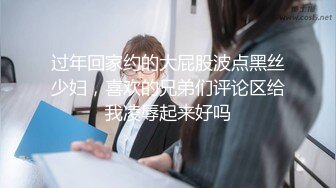 [MP4/ 984M] 人妻榨汁机跟两个年轻小哥激情3P给狼友看，淫乱的房间被两个小哥各种玩弄，揉奶玩逼道具玩弄