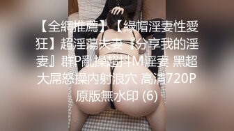 游乐场女厕全景偷窥多位半蹲着尿的美女各种美鲍轮番呈现 (2)