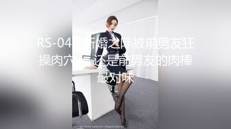 《极品CP魔手外购》色胆包天坑神潜入某公司女厕独占坑位隔板缝中现场实拍多位小姐姐方便，排前在拍后逼脸同框，有好比