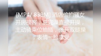 轻熟女小坦克，老公不在家一个独自自慰，奶子可不小，花样姿势展示鲍鱼，阴唇很大很厚实