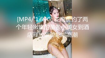 《换妻俱乐部泄密流出》绿帽老公带着漂亮老婆酒店玩4P直接被操尿了自己在旁边拍 (1)