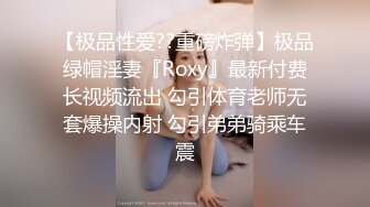 母子乱伦镜头前的激情，熟女大妈啥都会吹舔吸弄口交小哥的大鸡巴，镜头前被各种抽插爆草，老逼就是败火